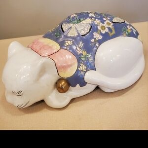 Vintage porcelain cat figurine
